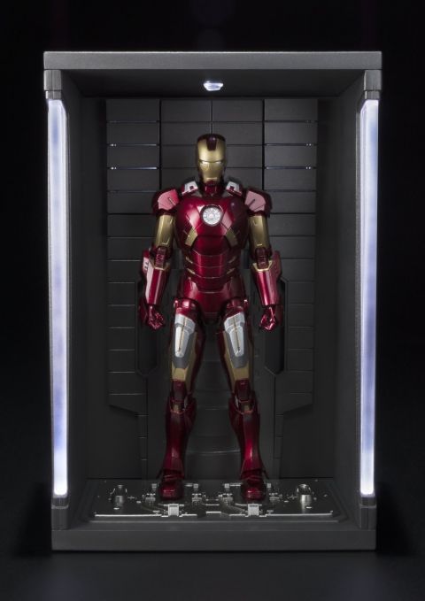 Iron Man: Iron Man Mk-7 and Hall Of Armor Set S.H.Figuarts Action Figure